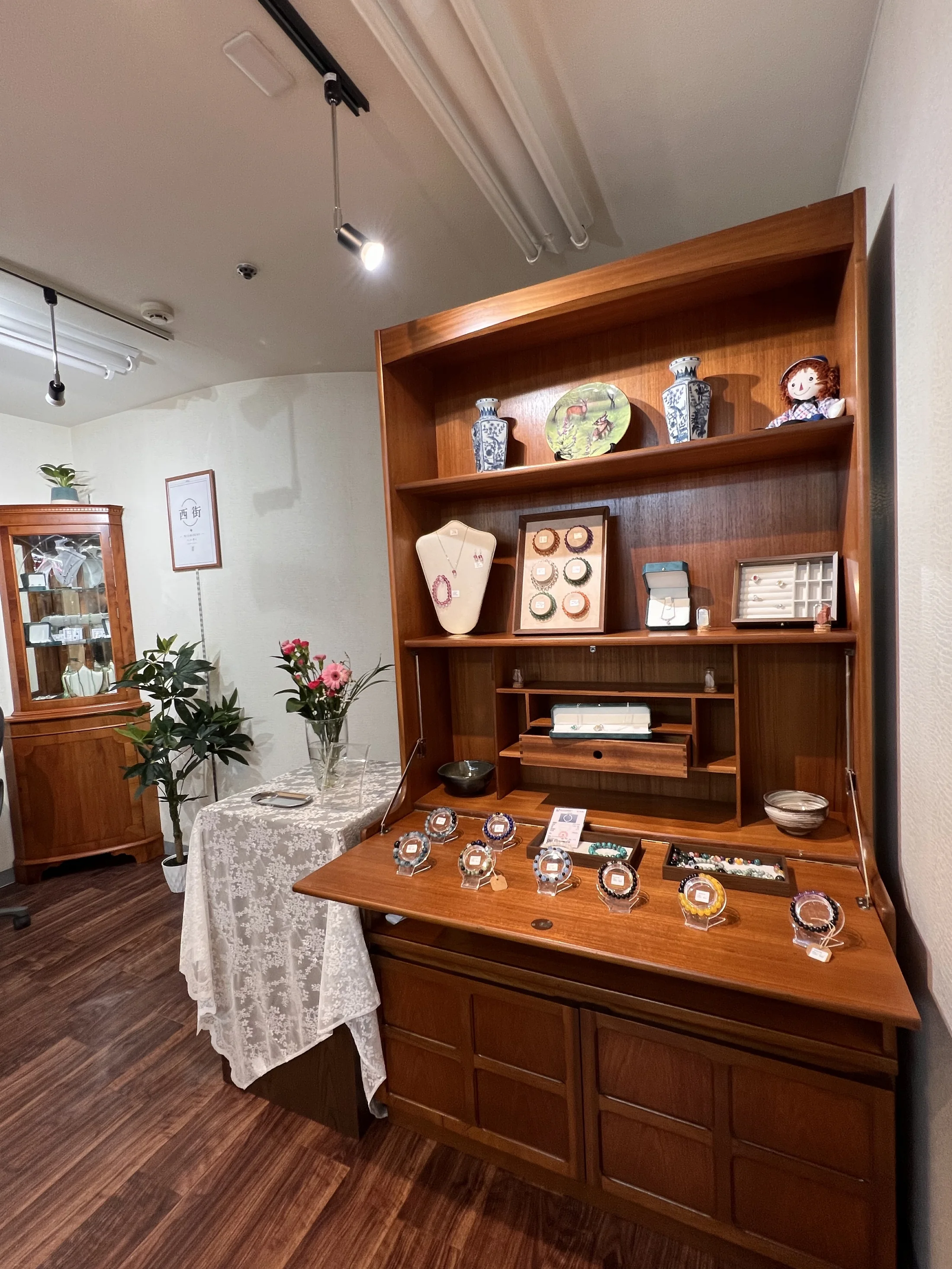 木製什器とジュエリー展示