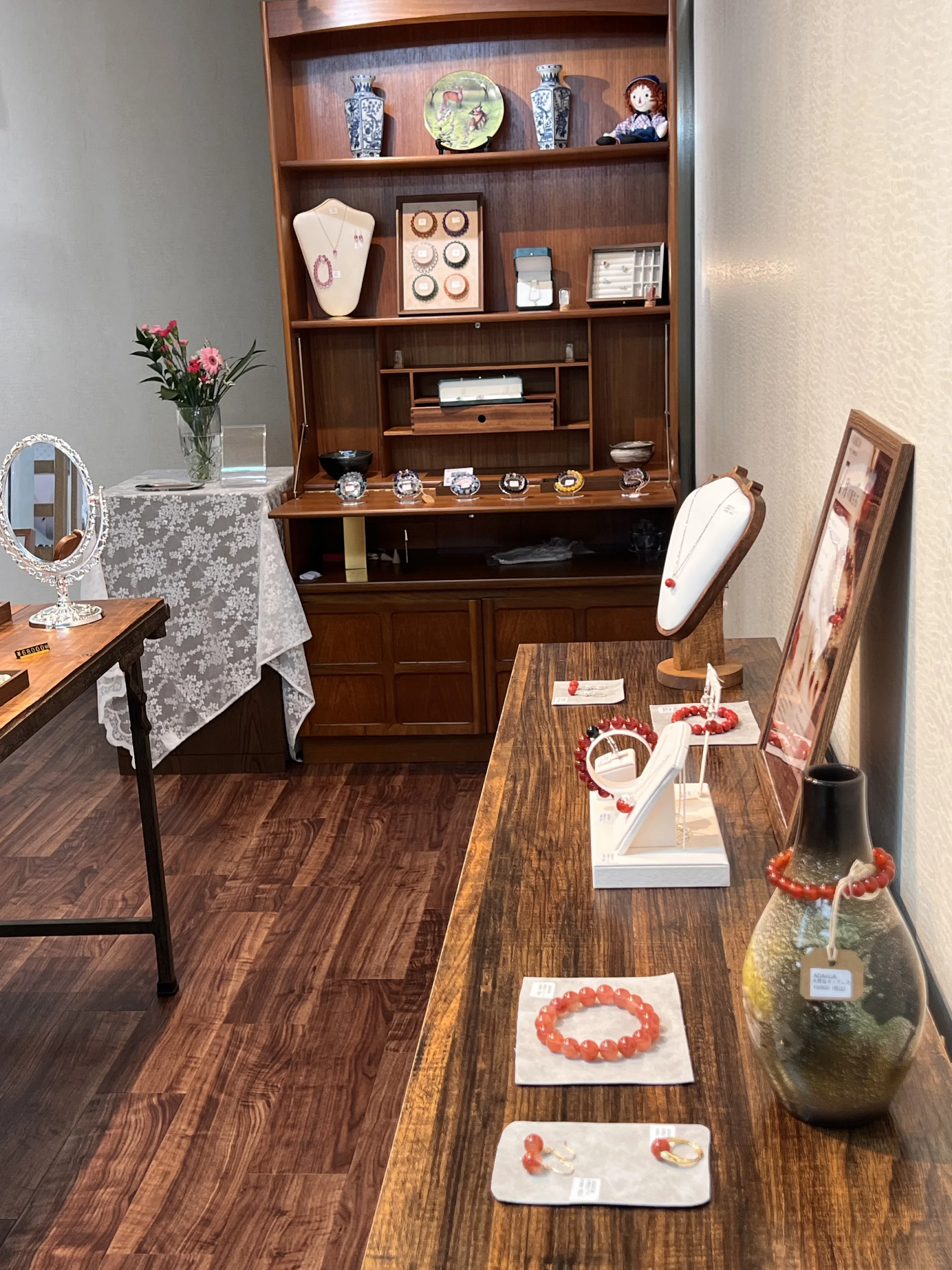 天然石ジュエリーの店内展示